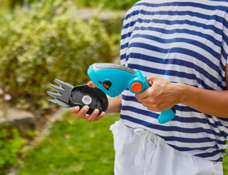 Gardener changing the blade on the Gardena grass shears